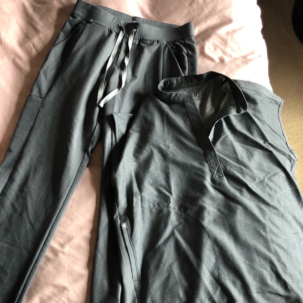 Figs scrubset- skinny cargo and mandarin top